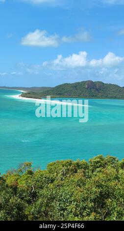 Paradiso tropicale sull'Isola di Hamilton. Lussureggiante isola verde con spiaggia di sabbia bianca circondata dall'oceano turchese. Fuga in paradiso. Un sogno vacati Foto Stock