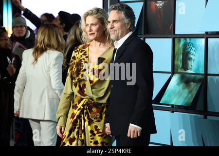 Sunrise Coigney mit Ehemann Mark Ruffalo bei der Weltpremiere des Kinofilms Mickey 17 im Cineworld Leicester Square. Londra, 13.02.2025 *** Sunrise Coigney con il marito Mark Ruffalo alla prima mondiale del film Mickey 17 al Cineworld Leicester Square Londra, 13 02 2025 foto:xD.xJonesx/xFuturexImagex mickey17 5253 Foto Stock