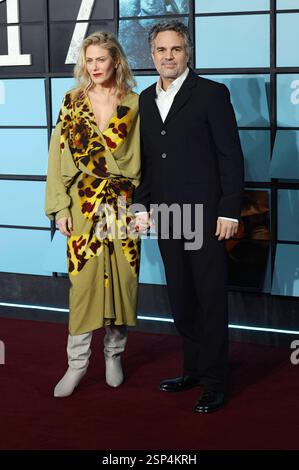 Sunrise Coigney mit Ehemann Mark Ruffalo bei der Weltpremiere des Kinofilms Mickey 17 im Cineworld Leicester Square. Londra, 13.02.2025 *** Sunrise Coigney con il marito Mark Ruffalo alla prima mondiale del film Mickey 17 al Cineworld Leicester Square Londra, 13 02 2025 foto:xD.xJonesx/xFuturexImagex mickey17 5252 Foto Stock