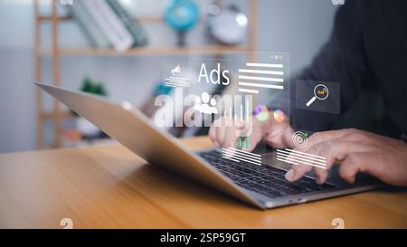 Concetto di pubblicità online pubblicità su Internet marketing digitale social media, annuncio, annunci di prodotti, marketing, uomo d'affari che usa notebook con dashboar di annunci Foto Stock