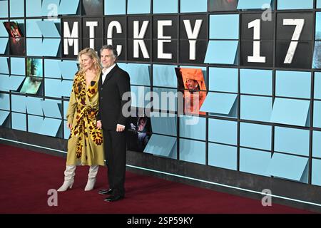 Londra, Regno Unito - 13 febbraio 2025Sunrise Coigney e Mark Ruffalo alla prima mondiale di Mickey 17 al Cineworld Leicester Square, Londra, Inghilterra. CAP/JOR ©JOR/Capital Pictures Foto Stock