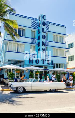 Esterno dell'art deco Colony Hotel e auto d'epoca retrò 1964 Cadillac Coupe DeVille, Ocean Drive, Miami Beach, Florida, USA Foto Stock