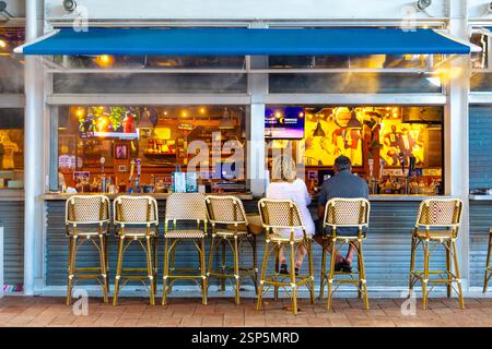 Persone sedute al bar Bubba Gump Shrimp Co all'interno di Bayside Marketplace, Miami, Florida, Stati Uniti Foto Stock