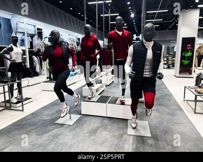 Leopoli, Ucraina - 13 febbraio 2025: Manichini in abiti attivi nel negozio Under Armour che enfatizzano lo sport e il design moderno del retail. Foto Stock