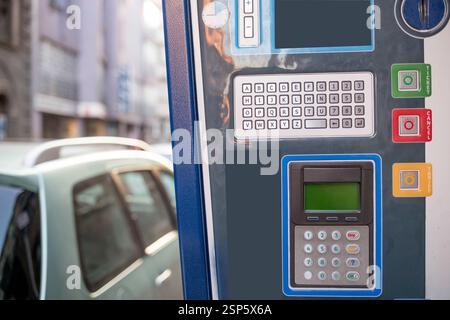 Parcheggio in città. Parchimetro urbano con interfaccia digitale. Foto Stock