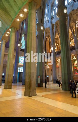 Barcellona Spagna - 22 aprile 2024 - luce che scorre attraverso vetrate colorate nella Sagrada Familia di Barcellona Foto Stock