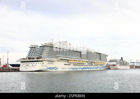 Navi da crociera ormeggiate a Las Palmas De Gran Canaria. Le Isole Canarie sono una destinazione popolare per le navi da crociera. Foto Stock