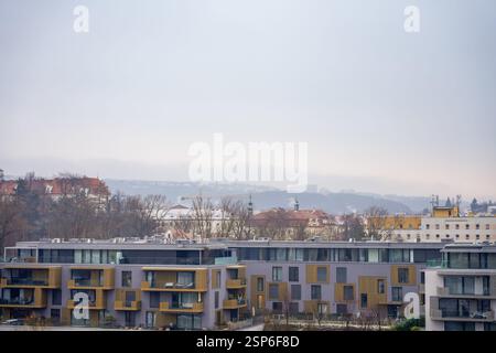 Praga, Repubblica Ceca - 13 febbraio 2025: Vista panoramica invernale di Liben con molo residenziale Foto Stock