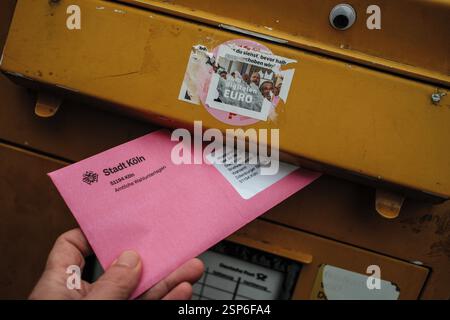 Colonia, Germania. 14 febbraio 2025. Una busta per il voto postale viene gettata in una casella postale. Le elezioni del Bundestag sono il 23.02.2025. Secondo il funzionario federale per il rimpatrio, gli uffici elettorali invieranno i documenti di voto per posta entro il 10 febbraio. Le lettere di voto devono pervenire all'ufficio competente al più tardi entro il giorno delle elezioni, altrimenti le votazioni non saranno prese in considerazione. Crediti: Oliver Berg/dpa/Alamy Live News Foto Stock