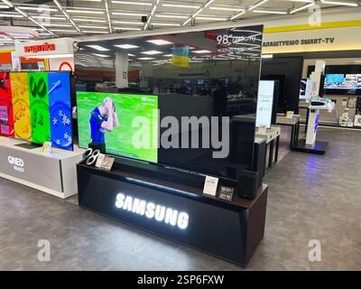 Leopoli, Ucraina - 13 febbraio 2025: Negozio di elettronica con televisori intelligenti Samsung a grande schermo e accessori in un'area luminosa Foto Stock