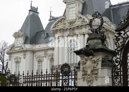 L'esterno ornato del Museo d'Arte di Craiova, ospitato nello splendido Palazzo Constantin Mihail. L'architettura neo-barocca presenta dettagli intricati Foto Stock