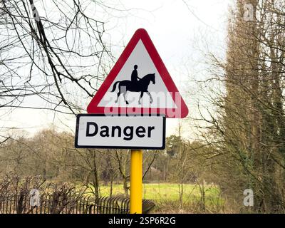 Segnale di avviso traffico stradale segno di accompagnato cavalli o pony avanti England Regno Unito Foto Stock