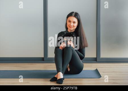 Con un cane carino. La donna con il cane è nello studio. Foto Stock