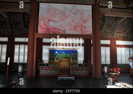 Palazzo Gyeongbokgung, sala del Trono. Colonne rosse, soffitto ornato, pittura di draghi. Il trono del re, simbolo del potere reale. Raffigura la tradizionale Corea del Sud Foto Stock