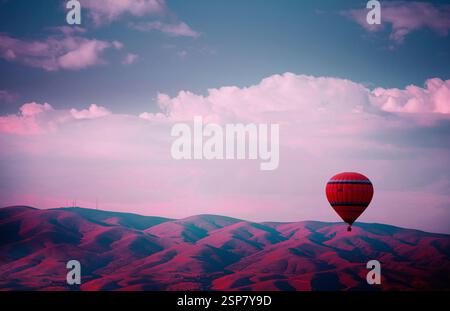 Paesaggi surreali con mongolfiere Foto Stock
