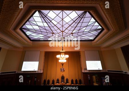 Riunione del Consiglio di Richmond e Wandsworth, probabilmente nella sala del consiglio, con un lucernario di vetro colorato. Ubicazione: Londra, Inghilterra. Foto Stock