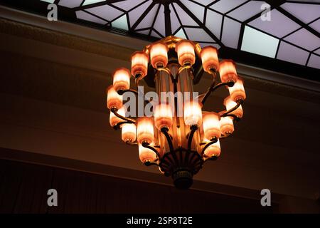 Riunione del Consiglio di Richmond e Wandsworth, probabilmente nella sala del consiglio, con un lucernario di vetro colorato. Ubicazione: Londra, Inghilterra. Foto Stock