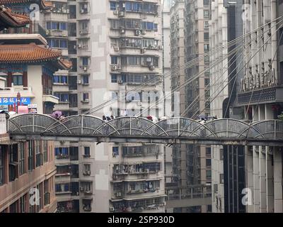 CHONGQING, CINA - 14 FEBBRAIO 2025 - i turisti si affacciano sulla vista della città dall'edificio Kuixing a Chongqing, Cina, 14 febbraio 2025. Ci sono due overpas Foto Stock