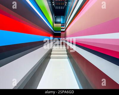 Opere d'arte del Royal Museum of fine Arts (KMSKA) di Anversa, Belgio di Boy & Erik Stappaerts - 2 dipinti di conflitto + metodo del colore in 7 strati (2022) Foto Stock