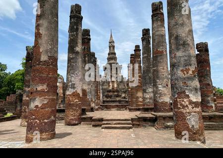 Straordinarie rovine del tempio buddista nell'antica città di Sukhothai, in Thailandia. Foto Stock
