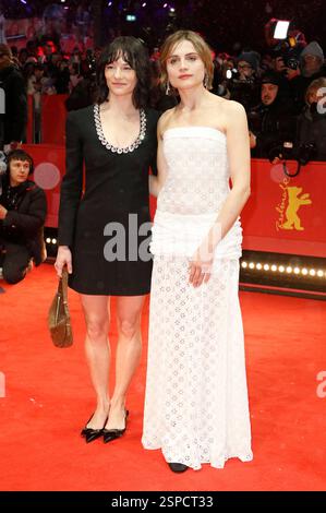 Valerie Pachner und Mala Emde bei der Festivaleröffnung und der Premiere des Kinofilms 'Das Licht / The Light' auf der Berlinale 2025 / 75. Internationale Filmfestspiele Berlin im Berlinale Palast. Berlino, 13.02.2025 Foto Stock
