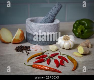 vari cibi e ingredienti dello chef per cibi piccanti con peperoncino caldo, su un piano di lavoro della cucina pronto per la preparazione Foto Stock