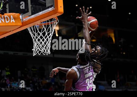 Torino, Italia, Italia. 13 febbraio 2025. Torino, Italia - 13 febbraio 2025, INALPI Arena: . Kenneth Faried #35 (UNAHOTELS Reggio Emilia) in azione durante la finale di Lega Basket LBA Frecciarossa, partita tra Dolomiti energia Trentino e UNAHOTELS Reggio Emilia all'Inalpi Arena il 13 febbraio 2025 a Torino. (Credit Image: © Tonello Abozzi/Pacific Press via ZUMA Press Wire) SOLO PER USO EDITORIALE! Non per USO commerciale! Foto Stock