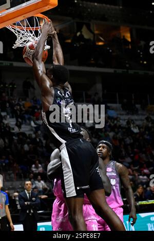 Torino, Italia, Italia. 13 febbraio 2025. Torino, Italia - 13 febbraio 2025, INALPI Arena: . In azione durante la finale di Lega Basket LBA Frecciarossa, partita tra Dolomiti energia Trentino e UNAHOTELS Reggio Emilia all'Inalpi Arena il 13 febbraio 2025 a Torino. (Credit Image: © Tonello Abozzi/Pacific Press via ZUMA Press Wire) SOLO PER USO EDITORIALE! Non per USO commerciale! Foto Stock