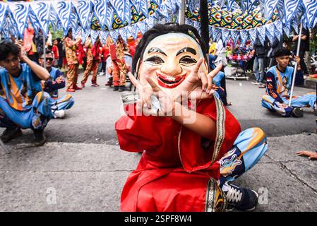 Bandung Regency, Giava Occidentale, Indonesia. 14 febbraio 2025. I cinesi in Indonesia celebrano la celebrazione di Cap Go Meh nella Reggenza di Bandung, Giava Occidentale. (Credit Image: © Dimas Rachmatsyah/ZUMA Press Wire) SOLO PER USO EDITORIALE! Non per USO commerciale! Foto Stock