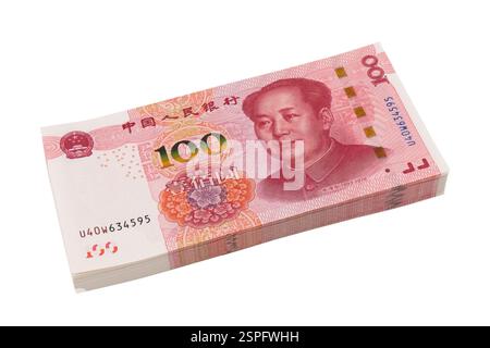 I soldi di Yuan sono isolati su sfondo bianco. Una pila di banconote da cento yuan. Nota bancaria cinese 100 Yuan su sfondo bianco isolato. Valuta cinese Foto Stock
