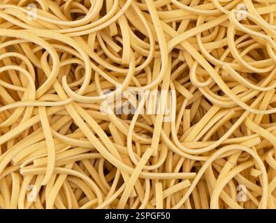 Macrofotografia di spaghetti asciutti istantanei. Crudo essiccato Instant ramen noodles texture sfondo Foto Stock