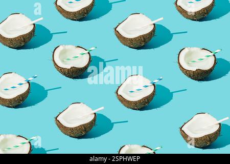 Motivo di frutta a base di noci di cocco su sfondo azzurro pastello chiaro. Concetto di spiaggia tropicale minimale. Natura composizione estiva. Un'idea di festa estiva alla moda. Foto Stock