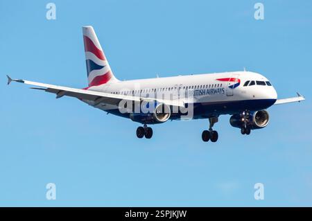 Turismo nelle Isole Canarie. Aeroporto di Gran Canaria Gando. BA Euroflyer compagnia aerea Airbus A320 atterraggio aereo di linea. Foto Stock