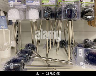 Un'esposizione al dettaglio con numerose spazzole per ciotola con manici in acciaio inox. Le spazzole sono in bianco e nero, confezionate e non confezionate, con Foto Stock