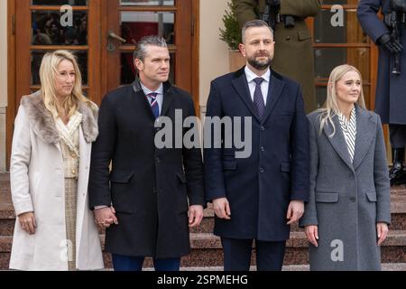 Il Segretario alla difesa degli Stati Uniti, Pete Hegseth (2ndL), sua moglie Jennifer Rauchet (L), il Ministro della difesa nazionale polacco, Wladyslaw Kosiniak e sua moglie Paulina Kosiniak assistono a una parata d'onore militare presso il Ministero della difesa. Un incontro di alto livello per la difesa ha avuto luogo a Varsavia tra il vice primo ministro polacco e ministro della difesa nazionale Wladyslaw Kosiniak-Kamysz e il segretario alla difesa degli Stati Uniti Pete Hegseth. I colloqui si sono concentrati sul rafforzamento della cooperazione bilaterale in materia di difesa, sul rafforzamento della sicurezza regionale e sul rafforzamento delle misure di dissuasione sul fianco orientale della NATO. La Polonia rimane una chiave degli Stati Uniti Foto Stock