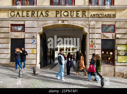 Arco d'ingresso al negozio di antiquariato Galerias Piquer Anticuarios in una piazza al di fuori del mercato di via El Rastro nel centro della città Madrid, Spagna, Europa Foto Stock