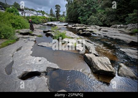 il fiume dochart scorre attraverso killin, perthshire, scozia Foto Stock