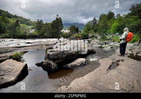 il fiume dochart scorre attraverso killin, perthshire, scozia Foto Stock
