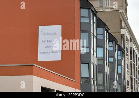 Le Havre, Francia - 16 gennaio 2025: Vista anteriore esterna di una proprietà residenziale per anziani vicino al centro di le Havre Foto Stock