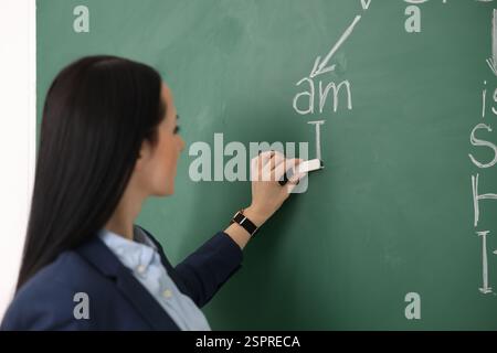Insegnante di inglese durante la lezione vicino alla lavagna in classe Foto Stock