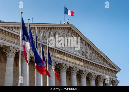 Bandiere e facciata dell'edificio dell'Assemblea Nazionale (Assemblee Nationale), noto anche come Palais Bourbon o camera dei deputati, Parigi, Francia Foto Stock