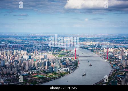 Il paesaggio della città di Shanghail include il ponte Yangpu sul fiume Huangpu, visto dall'alto dalla Torre di Shanghai. Foto Stock