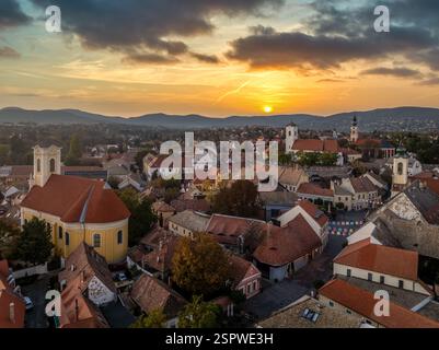 Vista aerea al tramonto di Szentendre, affascinante cittadina turistica in Ungheria vicino al Danubio, alla chiesa greca ortodossa e al cielo spettacolare e colorato Foto Stock