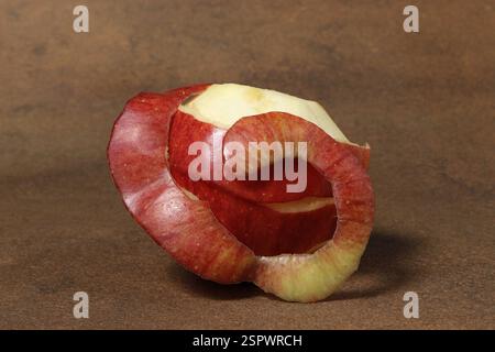 Immagine di una mela sbucciata con una buccia accanto ad essa Foto Stock