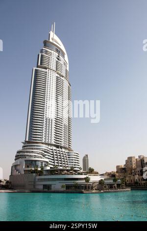 Skyline cittadino di molti edifici residenziali ed affaristici di Emaar Properties vicino alla fontana sul Lago Burj Khalifa di fronte Foto Stock