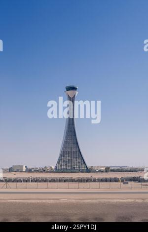 Aeroporto Internazionale di Abu Dhabi (AUH, OMAA) con la nuova e moderna Torre di controllo Foto Stock