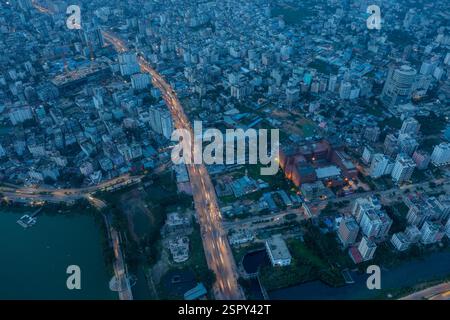 Una vista aerea di Dacca al crepuscolo, che mostra le vivaci sfumature del paesaggio urbano in una delle città più densamente popolate al mondo. Dhaka, Ban Foto Stock