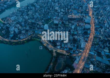 Una vista aerea di Dacca al crepuscolo, che mostra le vivaci sfumature del paesaggio urbano in una delle città più densamente popolate al mondo. Dhaka, Ban Foto Stock