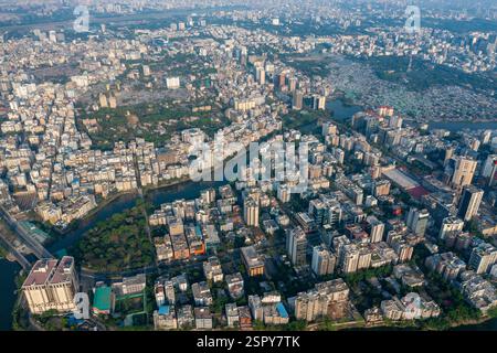 Una vista aerea della zona di Gulshan di Dacca, che mostra il contrasto tra il quartiere di lusso, Korail Slum, e il tranquillo lago Gulshan. Dhaka, Ban Foto Stock