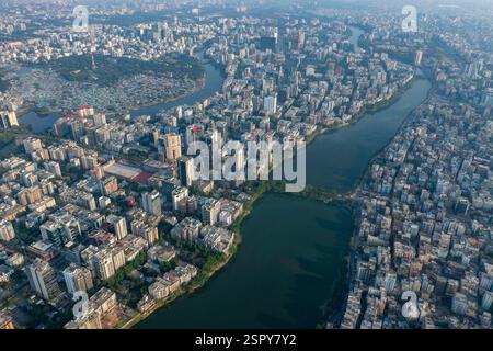 Una vista aerea della zona di Gulshan di Dacca, che mostra il contrasto tra il quartiere di lusso, Korail Slum, e il tranquillo lago Gulshan. Dhaka, Ban Foto Stock